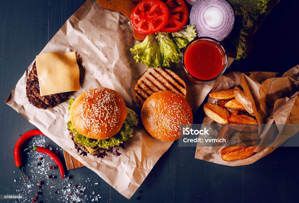 Burger Buatan Sendiri Yang Lezat Di Atas Meja Kayu Di Sebelah Komponen Burger Nampan Kayu Burger Buatan Sendiri Yang Lezat Di Atas Meja Kayu Di Sebelah Komponen Burger Nampan Kayu