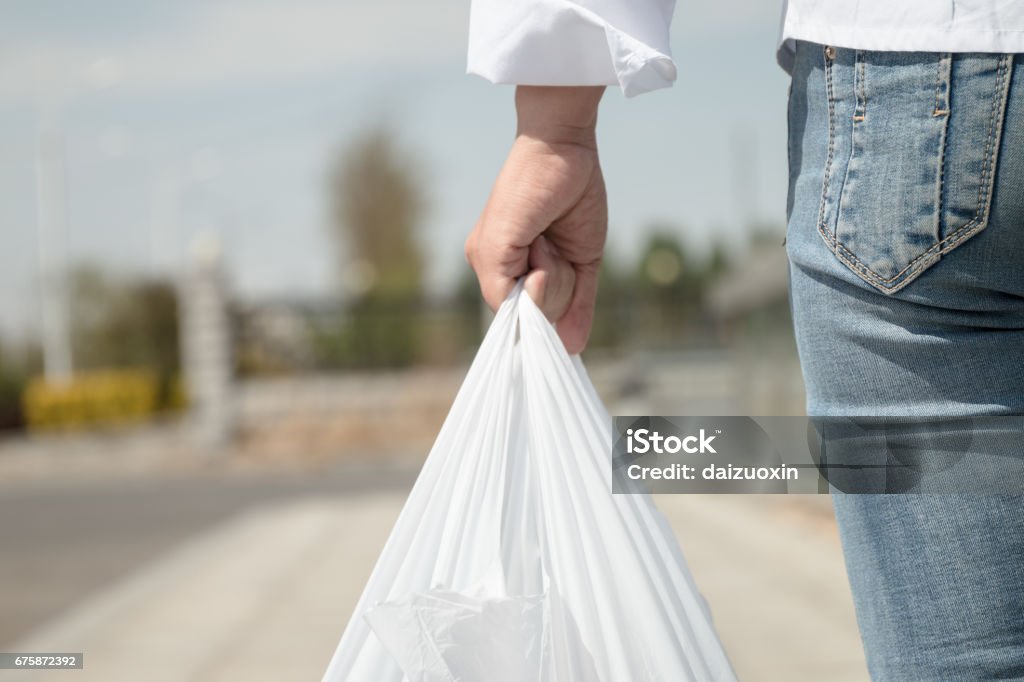 Femme tenant un sac en plastique - Photo de Sac libre de droits