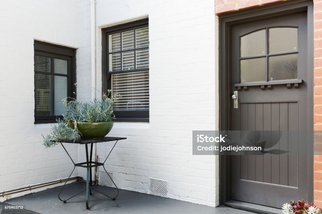 Porche de entrada y puerta de entrada de un apartamento de estilo art decó - Foto de stock de Aire libre libre de derechos