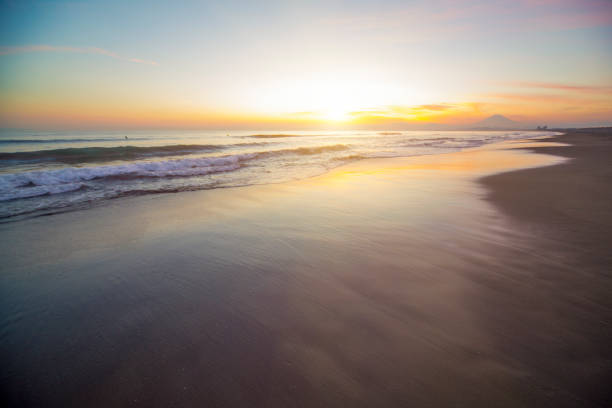 beautiful sunset on the beach and mt fuji - horizon over water sand beach sea imagens e fotografias de stock