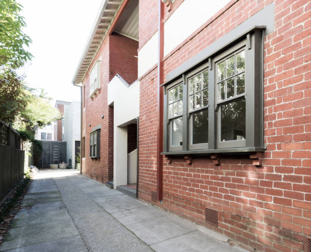 istock Older style red brick apartment building exterior 675916792