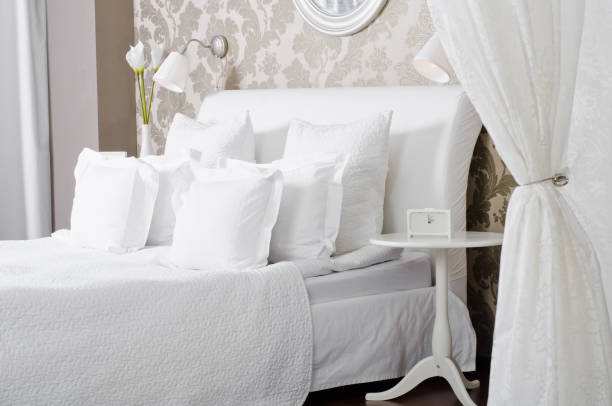 ベッドルーム  - bedroom bed comfortable double bed ストックフォトと画像