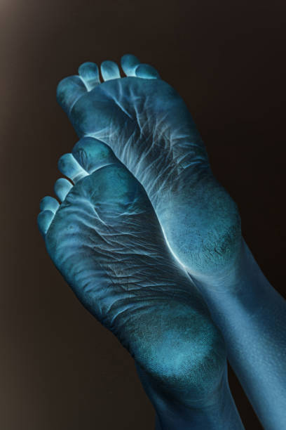 tacchi femminili della pelle disidratata - pedicure human foot podiatrist moisturizer foto e immagini stock