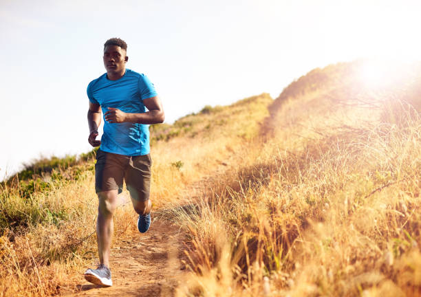 フィットネスにあなたの焦点を作る - running jogging african descent nature ストックフォトと画像