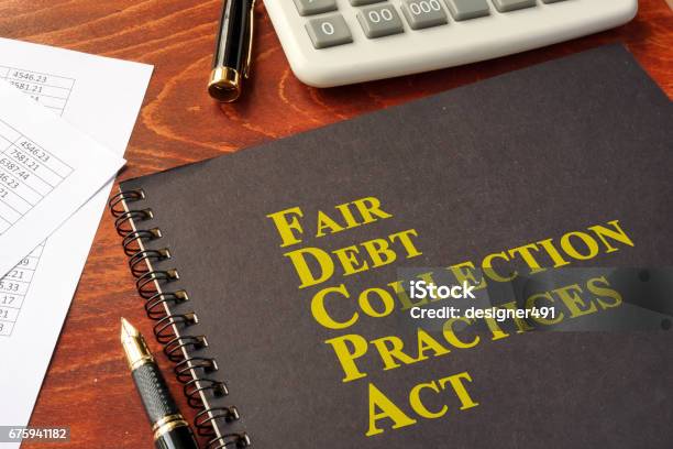 Fdcpa Fair Debt Collection Practices Act Su Un Tavolo - Fotografie stock e altre immagini di Collezione