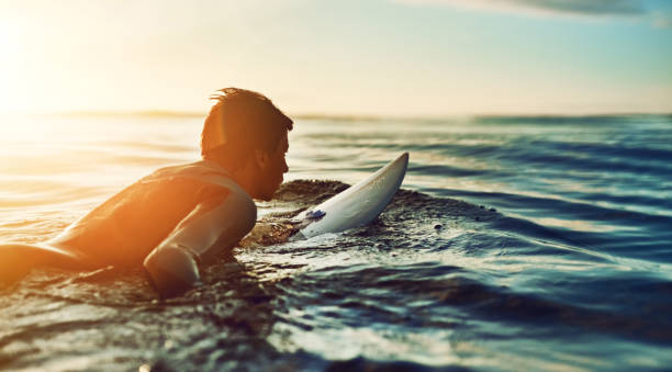 se você está tendo um mau dia, pegar uma onda - paddling - fotografias e filmes do acervo