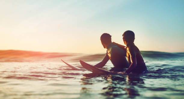 le onde stavano cucinando e i bambini stavano strappando - surf foto e immagini stock