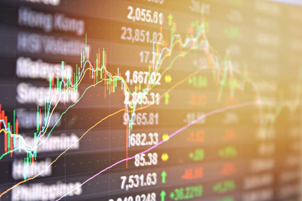 datos de mercado de valores de asia y el pacífico y la vela pegan cuadro gráfico en el monitor - stock market stock ticker board stock market data finance fotografías e imágenes de stock