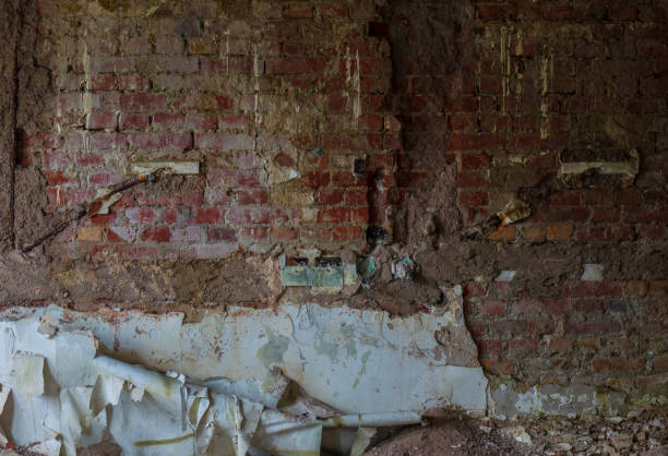 le vieux mur de briques en ruine avec du plâtre, des lieux perdus - peeling paint wall white photos et images de collection