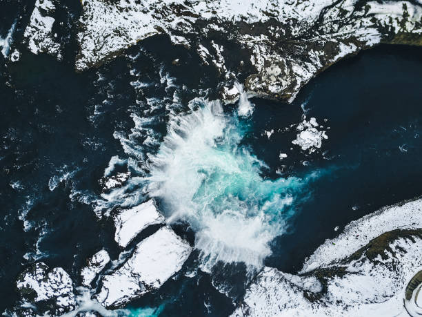 vista aérea de las cataratas de godafoss en islandia - extreme terrain eroded snow landscape fotografías e imágenes de stock