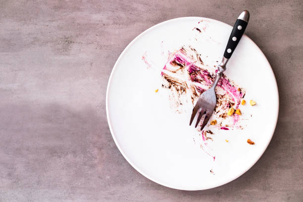 ケーキの残り物で白い空板 - plate crumb dirty fork ストックフォトと画像