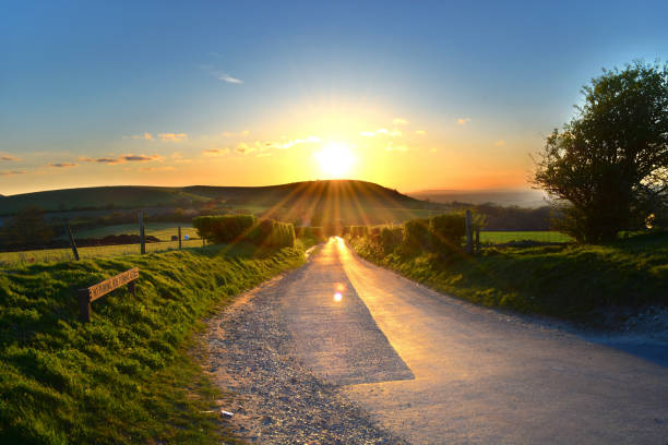 pôr do sol sobre jack e jill moinhos - non urban scene england rural scene hill range - fotografias e filmes do acervo