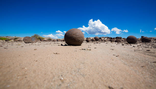 formations de pierres dans le parc ischigualasto - bizarre landscape sand blowing photos et images de collection