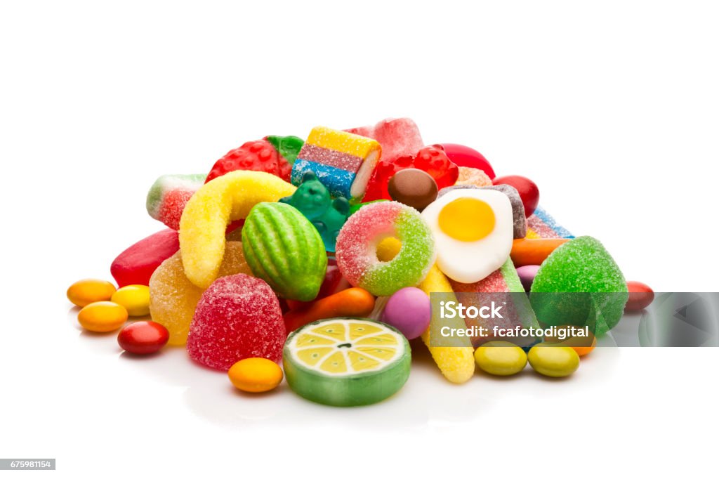 Pilha de doces coloridos, isolada no fundo branco - Foto de stock de Doces royalty-free