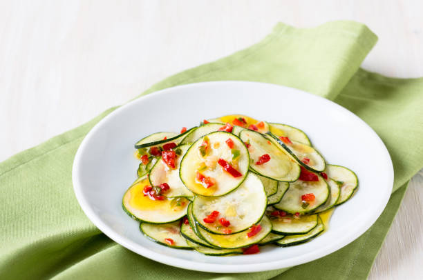 insalata di zucchine marinata - vinegar salad dressing balsamic vinegar olive oil foto e immagini stock