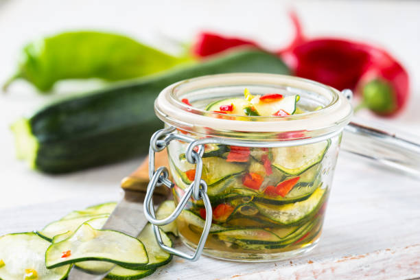 salade de courgettes marinées dans bocal en verre - zucchini vegetable chopped portion photos et images de collection