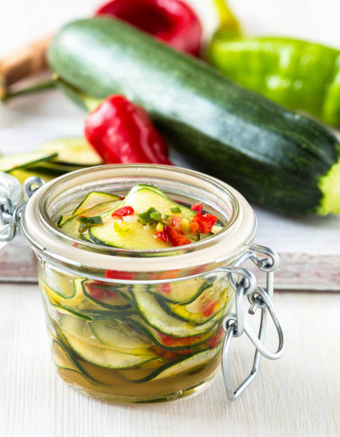 insalata di zucchine marinata in barattolo di vetro - vinegar salad dressing balsamic vinegar olive oil foto e immagini stock