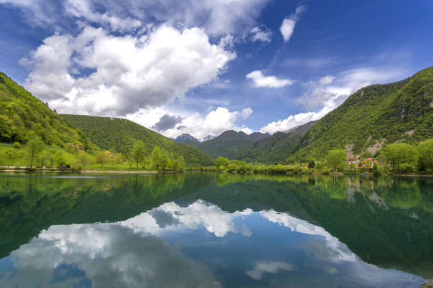 슬로베니아 - julian alps mountain lake reflection 뉴스 사진 이미지