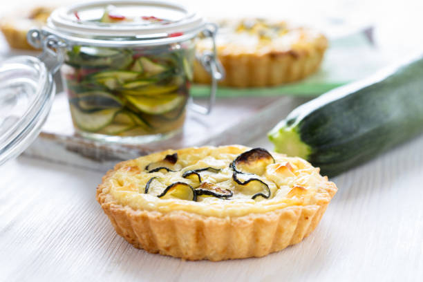 tarte au fromage et courgettes petites tranches - food staple dairy product ricotta tart photos et images de collection