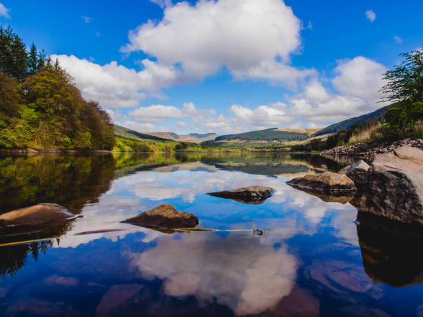 brecon beacons reservoir. - brecon beacons nationalpark stock-fotos und bilder