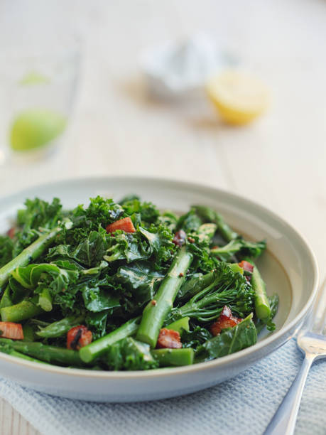 tazón de fuente saludable primavera verde - cabbage close up food fork fotografías e imágenes de stock