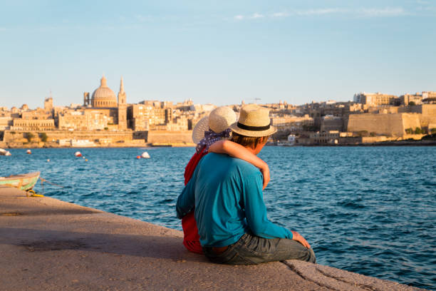pareja joven viaja en malta, europa - islas de malta fotografías e imágenes de stock