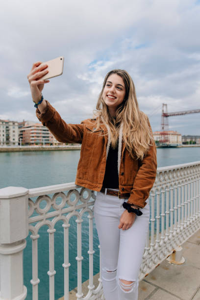 młoda kobieta robi selfie - redes sociales zdjęcia i obrazy z banku zdjęć