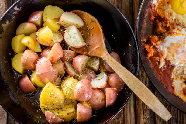 ポテトのパン - red potato raw potato chopped vegetable ストックフォトと画像