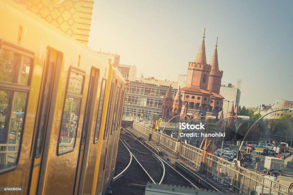 U-Bahn comboio na ponte Oberbaum em Berlim - Foto de stock de Berlim royalty-free