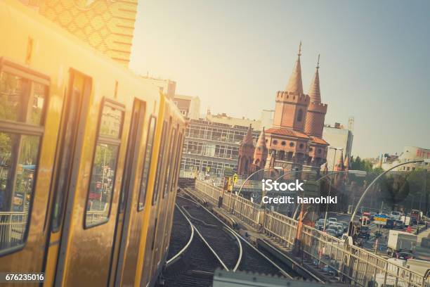 Foto de Ubahn Comboio Na Ponte Oberbaum Em Berlim e mais fotos de stock de Berlim - Berlim, Metrô, Oberbaumbruecke