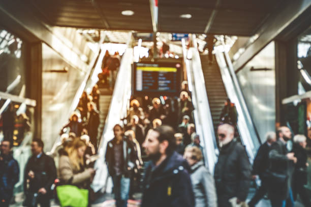 viajar personas en escalera eléctrica - concepto blur - escalator people city blurred motion fotografías e imágenes de stock