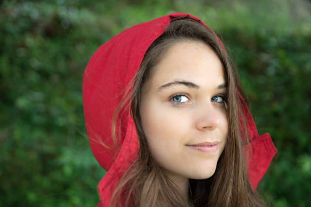 menina sorridente com capuz vermelho - gola alta - fotografias e filmes do acervo