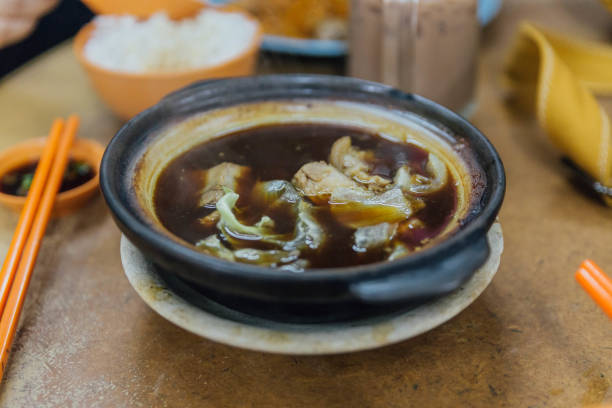 박 kut는 (은 돼지 갈비 요리 국물 요리에 널리 제공된 말레이시아와 싱가포르) 뜨거운 fron 거리 레스토랑의 조지 타운, 페낭, 말레이시아. - clayton 뉴스 사진 이미지