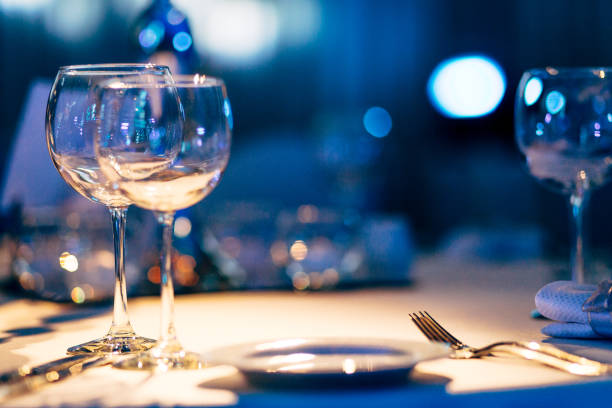 cadre de table de luxe. - flatware silverware in a row eating utensil photos et images de collection