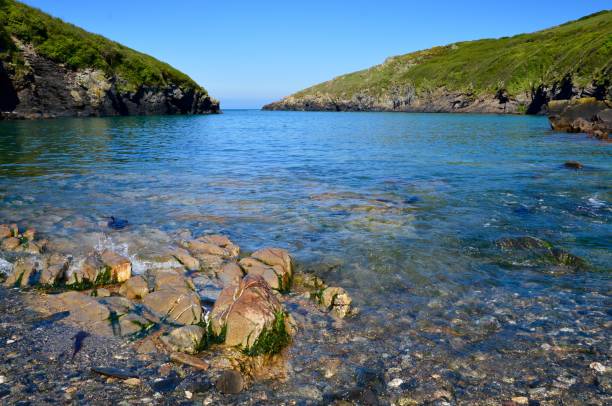 marea de reflujo en port quin beach - english quin fotografías e imágenes de stock