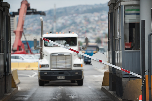 Camión en el área del puerto industrial se dejó por la aduana photo