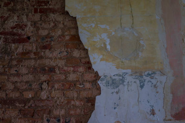 il vecchio e rovinato muro di mattoni con intonaco, luoghi perduti - peeling paint abandoned old foto e immagini stock