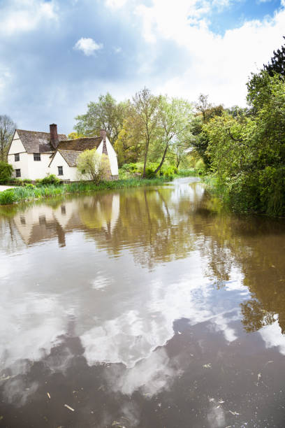 sol frío de la primavera en paraje famoso y turístico en río stour en essex inglaterra - john constable fotografías e imágenes de stock