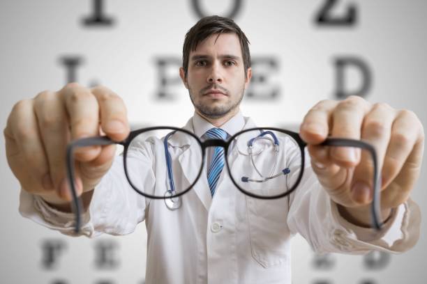 oculist doctor está dando anteojos a un paciente. concepto de prueba de la vista. - doctor reading chart human eye fotografías e imágenes de stock