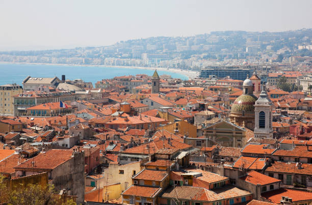 veduta aerea sul centro storico di nizza, francia - city of nice france french riviera promenade des anglais foto e immagini stock