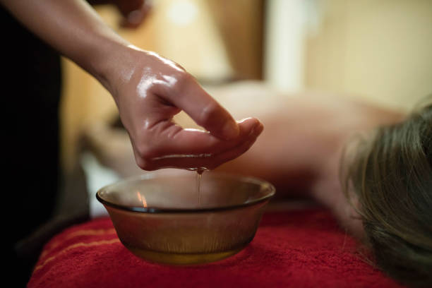 aceite revitalizante - ayurveda massaging spa treatment massage oil fotografías e imágenes de stock