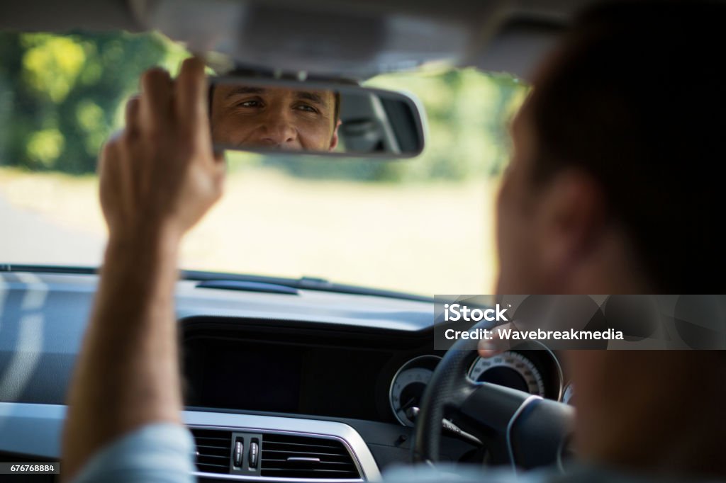 Espelho de ajuste homem no carro - Foto de stock de Espelho royalty-free