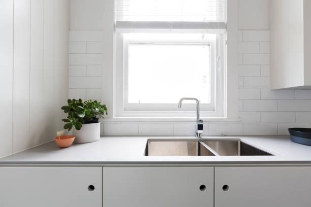 クローズ アップ現代の白いアパートのキッチンの詳細 - 積層樹脂 ストックフォトと画像