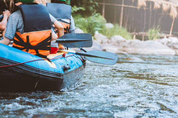 joven, rafting en el río, deporte extremo y divertido en atracción turística - rafting thailand river inflatable raft fotografías e imágenes de stock