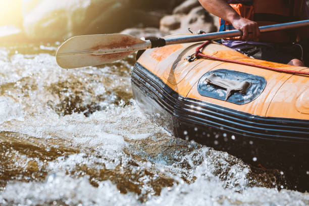 rafting na rzece, ekstremalny i zabawny sport w atrakcji turystycznej - sports team teamwork sport rowing fun zdjęcia i obrazy z banku zdjęć