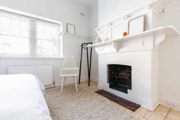 offener kamin in einem luxus-renoviert dänischen stil schlafzimmer - architectural feature fireplace home interior showcase interior stock-fotos und bilder