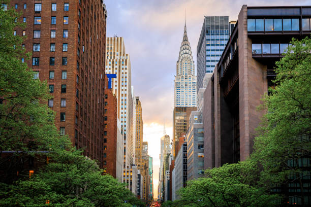 mire en 42nd street, manhattan - centro de manhattan fotografías e imágenes de stock