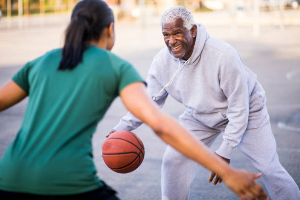 pai e filha jogando basquete - basketball child dribbling basketball player - fotografias e filmes do acervo