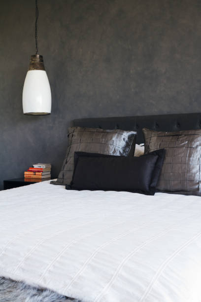 arredamento maschile della camera da letto con parete caratteristica dipinta grigio scuro - architecture feature foto e immagini stock