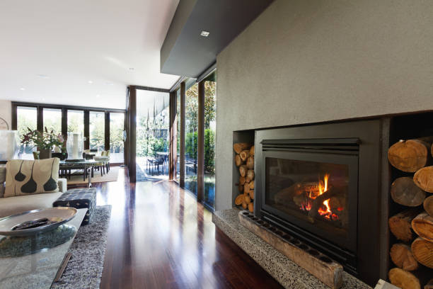 acogedora chimenea de gas en el arquitecto diseñó un moderno hogar de planta abierta de lujo - fireplace living room door wall fotografías e imágenes de stock